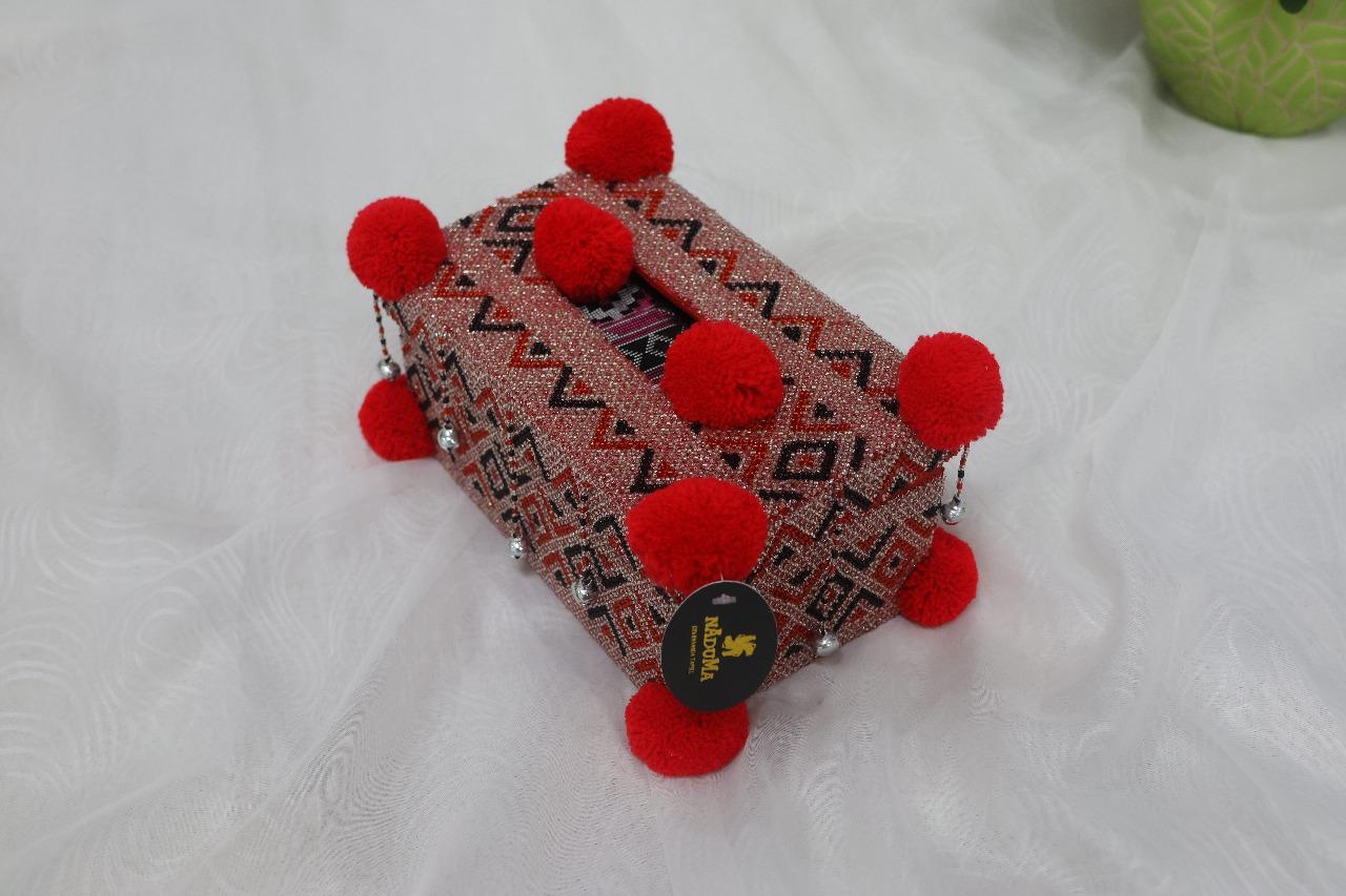 kotak tisu merah